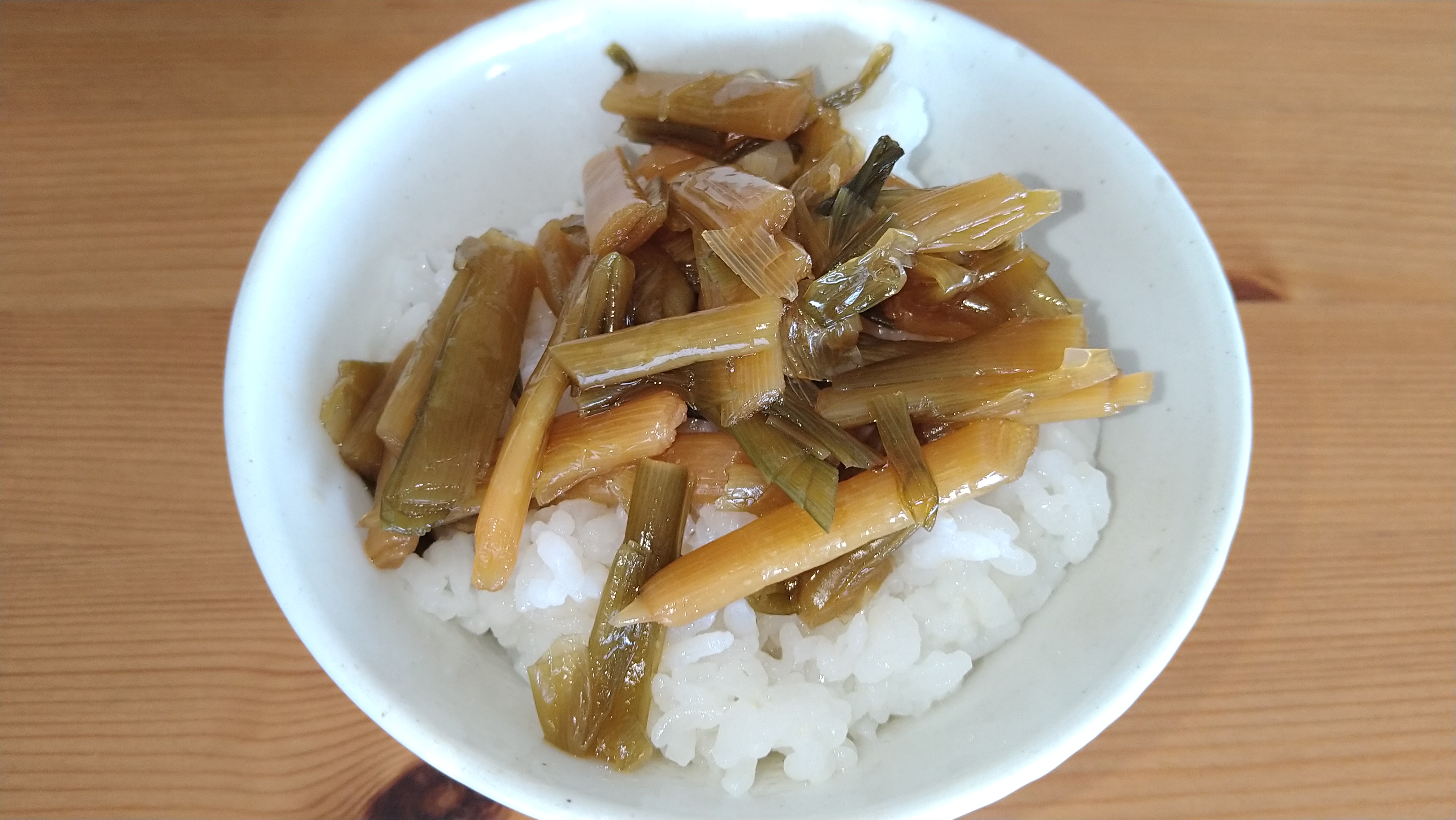 和商コーポレーション商品「にらねっこしょうゆ漬」ご飯