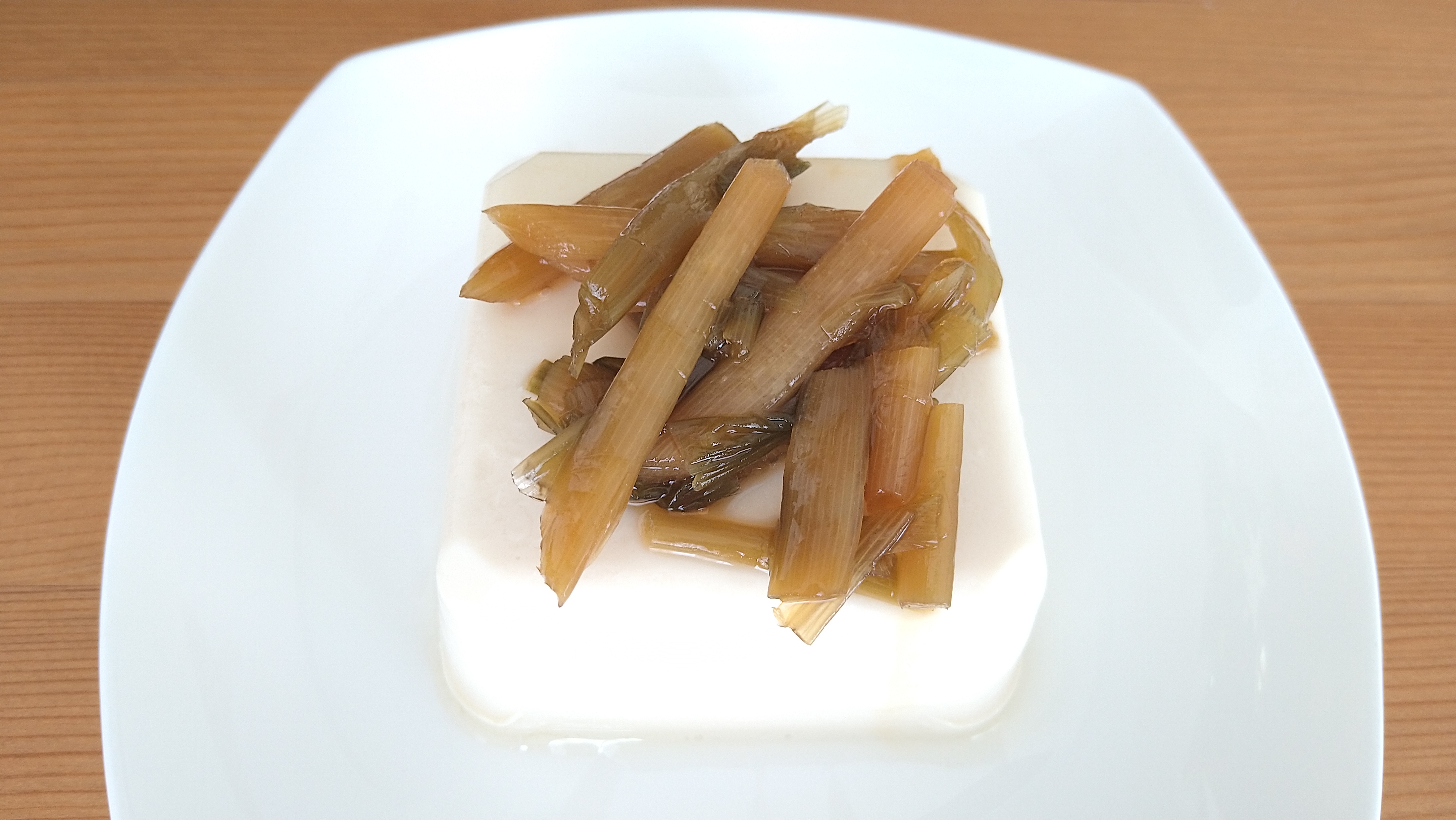 和商コーポレーション商品「にらねっこしょうゆ漬」冷奴